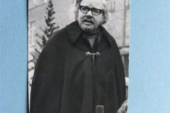 isherwood-posing-for-the-film-cameras
